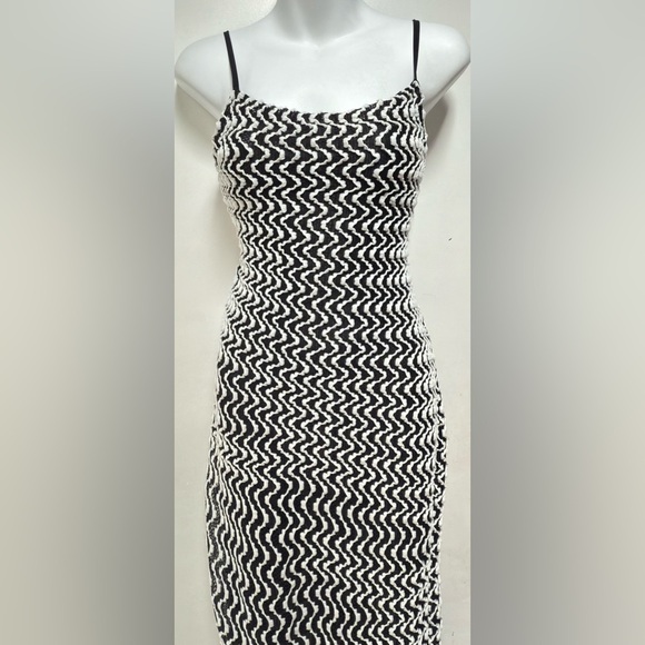 Black and White Zigzag Maxi Dress - Picture 4 of 7